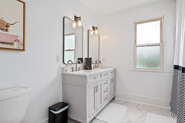 Building Photo - 215 Center Ave