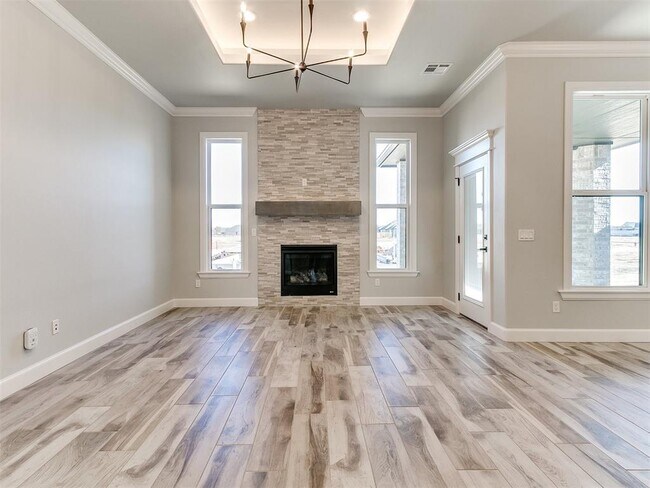 Building Photo - 4500 N Lincoln Blvd