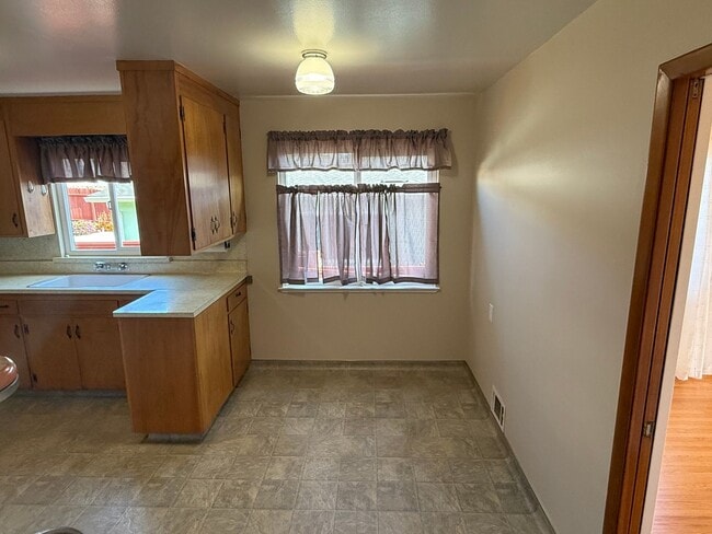 Building Photo - Spacious 3 bedroom, 1.5 bathroom Home in R...