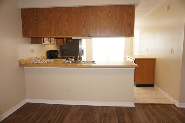 Building Photo - 3/2.5 Townhome on Westside