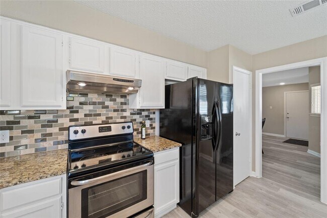 Building Photo - 13314 Briar Hollow Dr