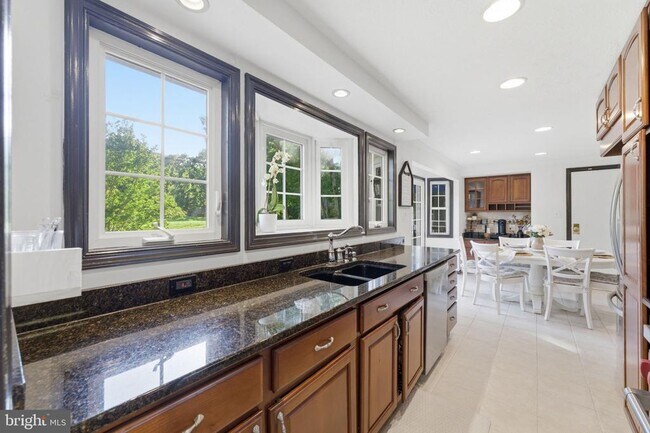 Building Photo - 15730 Vista Dr