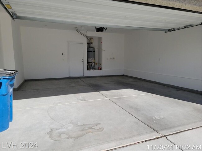 Building Photo - 3-BEDROOM TOWNHOME IN GATED NORTH LAS VEGA...