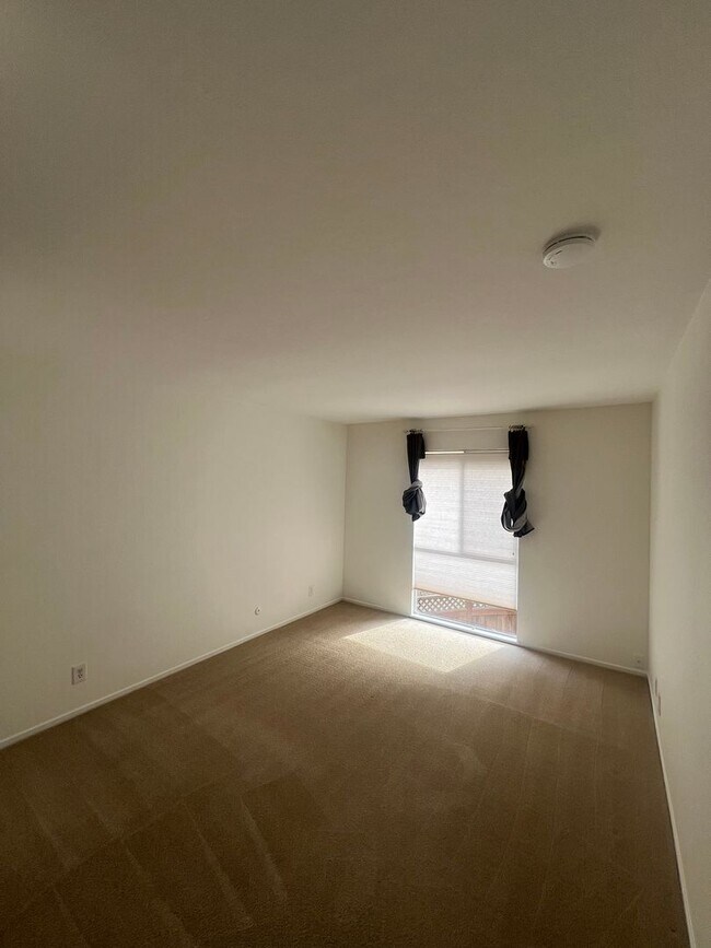 Building Photo - Elegant Remodeled 3BR Condominium in Sharon Heights