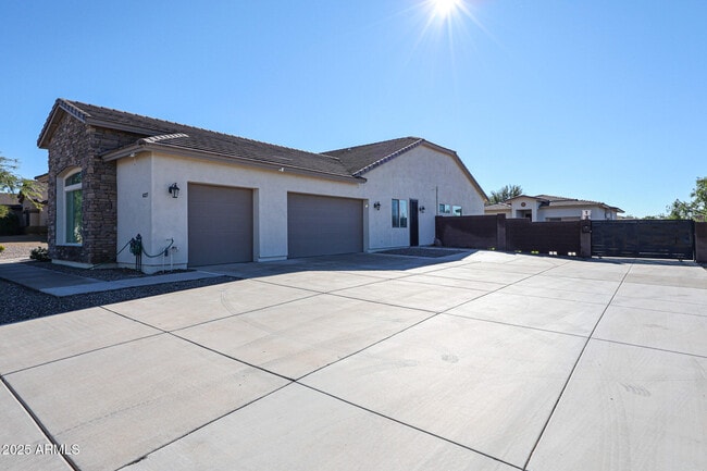 Building Photo - 6327 E Dixileta Dr