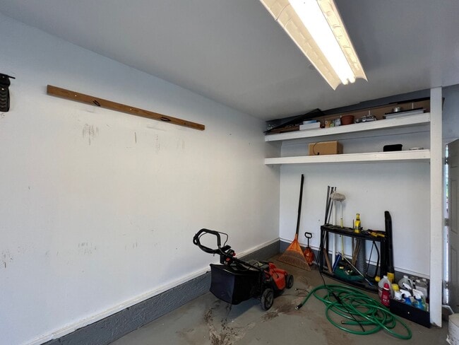 Building Photo - Outdoor Oasis: Charming 3 Bed 2 Bath House!