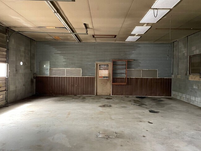 Building Photo - NEWLY RENOVATED 2 BED, 2 BATH HOME WITH GA...