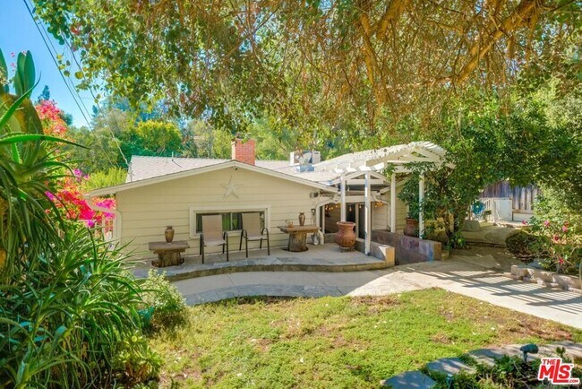 Building Photo - 21447 Providencia St