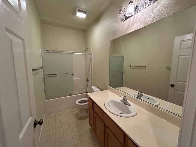 Building Photo - Desirable Location