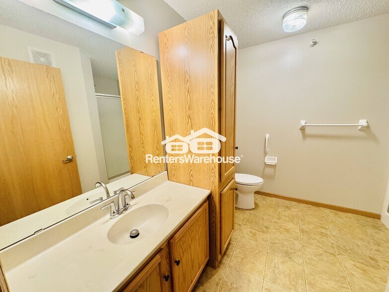 Building Photo - 1590 Parkwood Dr