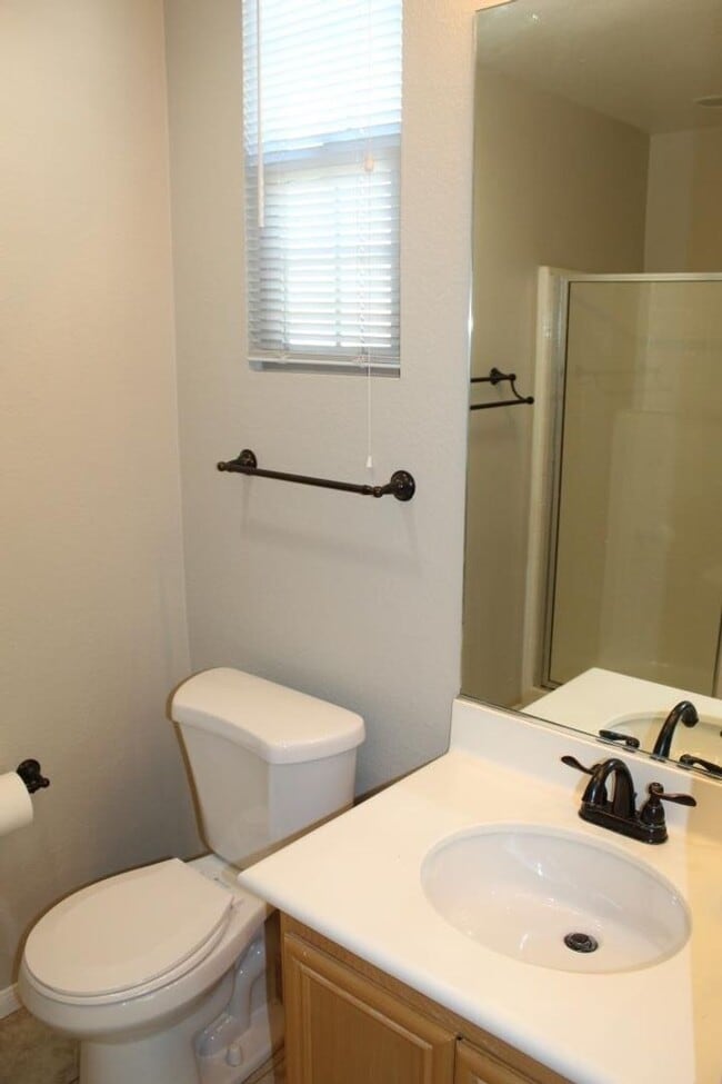 Building Photo - 3 Bd/3.5 Ba townhome w balcony & attached 2 car garage ~ Bishop