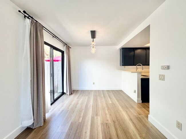 Building Photo - Beautiful 3Bd/2.5Ba Available In Costa Mesa