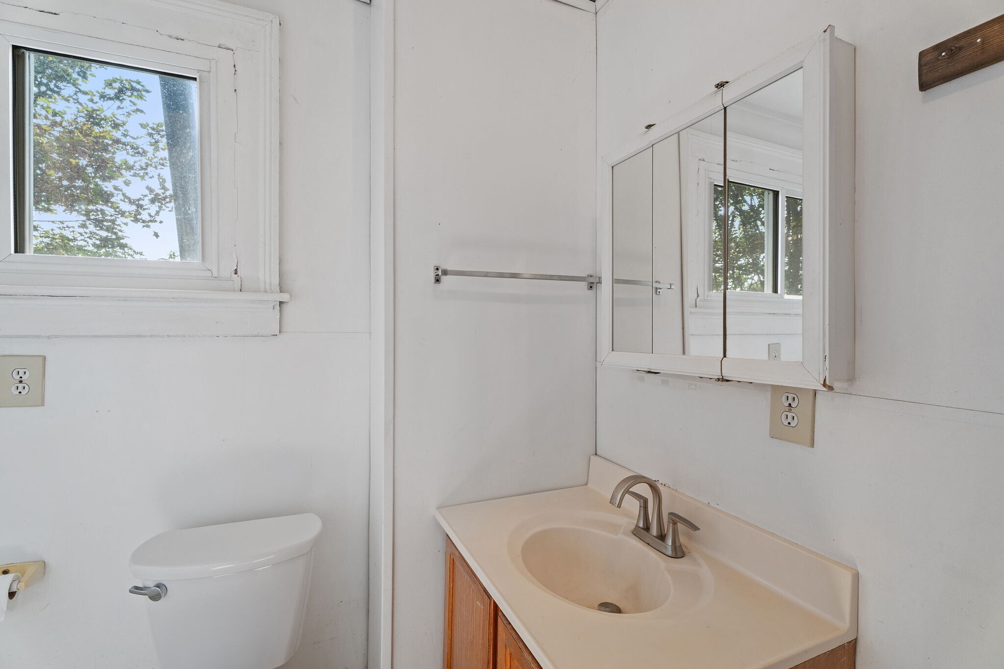 Building Photo - 402 University Ave