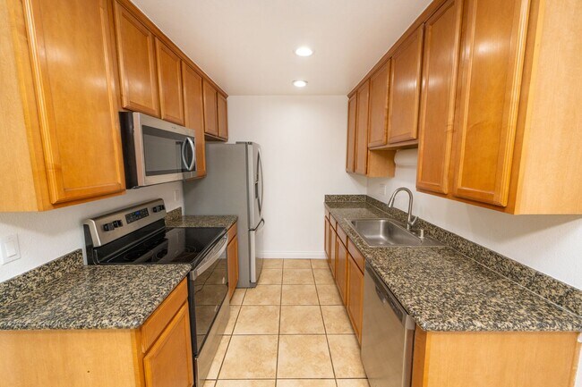 Building Photo - 2BR/1.5BA Condo! 2 parking spaces