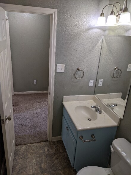 Building Photo - 2706 Tara Dr