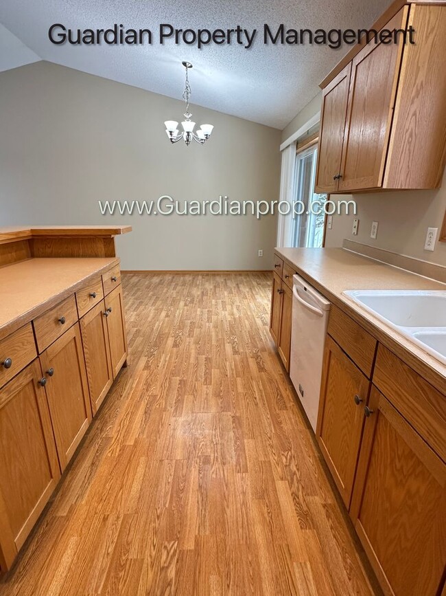 Building Photo - Single Family Home, Dishwasher, New Carpet...