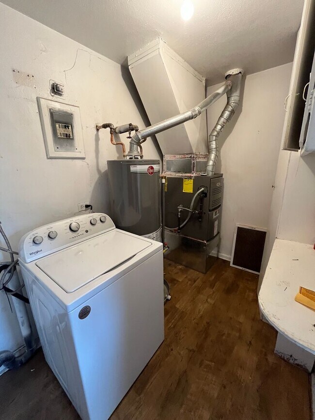 Building Photo - 3 Bedroom 1 Bathroom Ranch in East Denver!