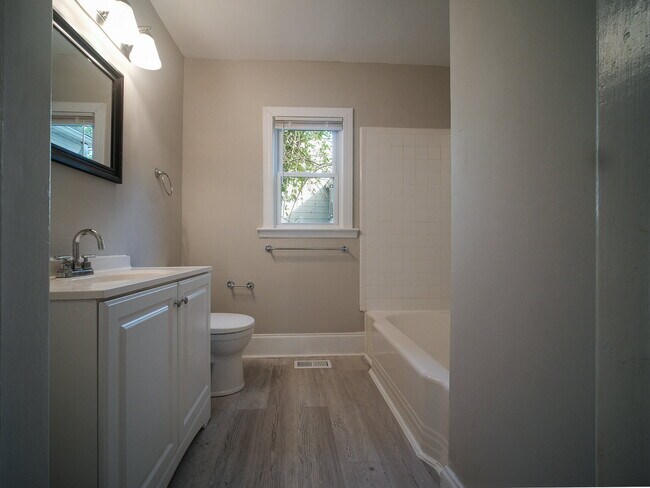 Building Photo - "Charming 4-Bedroom Gem in Charlotte - Cozy Living with Spacious Comfort!"
