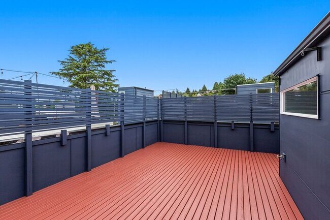 Building Photo - Stunning Standalone Townhome In Coveted Lincoln Park - Air Conditioned!