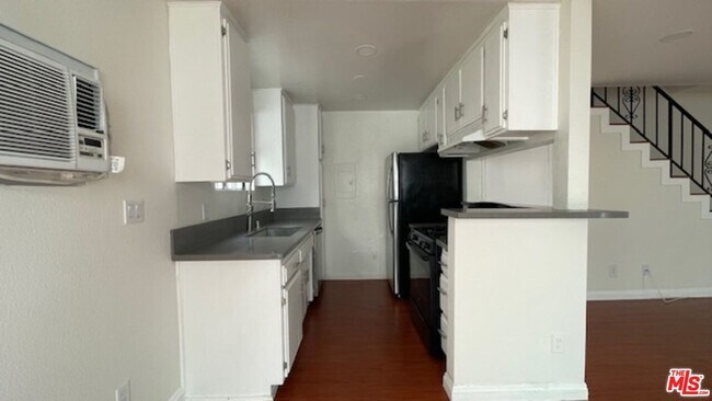 Building Photo - 4826 Rosewood Ave