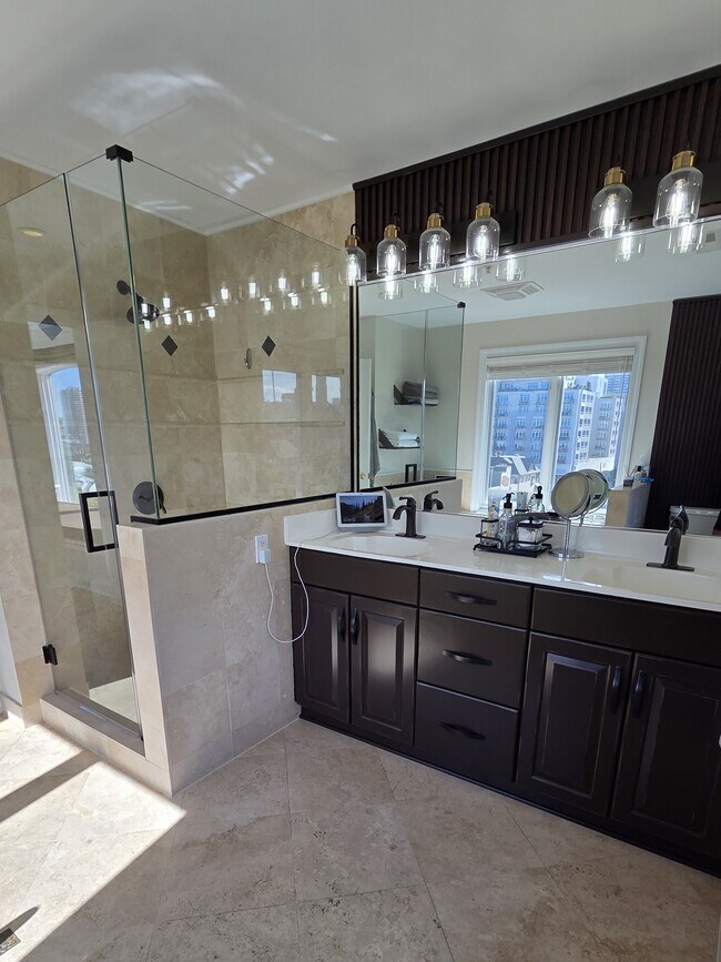 Building Photo - 1515 N Van Buren St