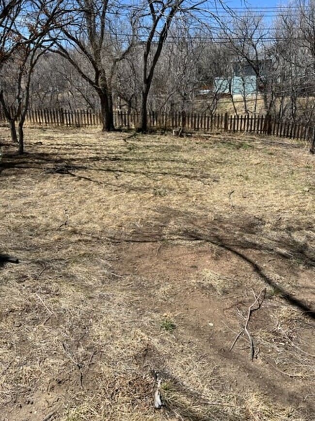 Building Photo - 4 BEDROOM HOME IN SKYWAY!!