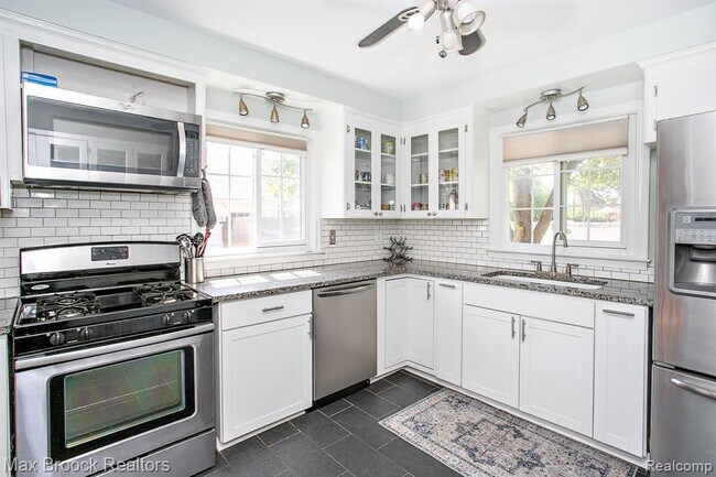 Building Photo - 4163 Amherst Rd