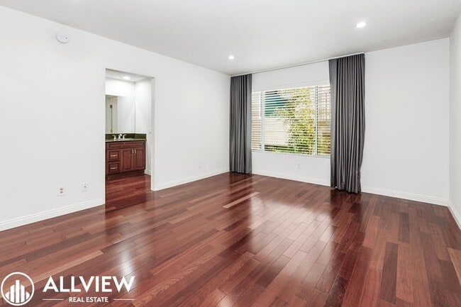 Building Photo - Beautifully Upgraded 2-Bed, 3-Bath Townhouse in Prime Westwood LA Area