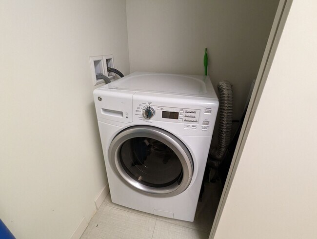 Building Photo - Fully Furnished Luxury Kakaako Living at Symphony 2 Bed, 2 Bath, 2 Parking