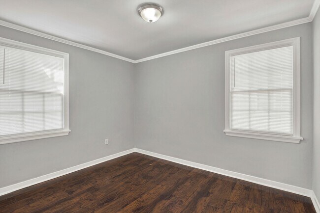 Building Photo - 2215