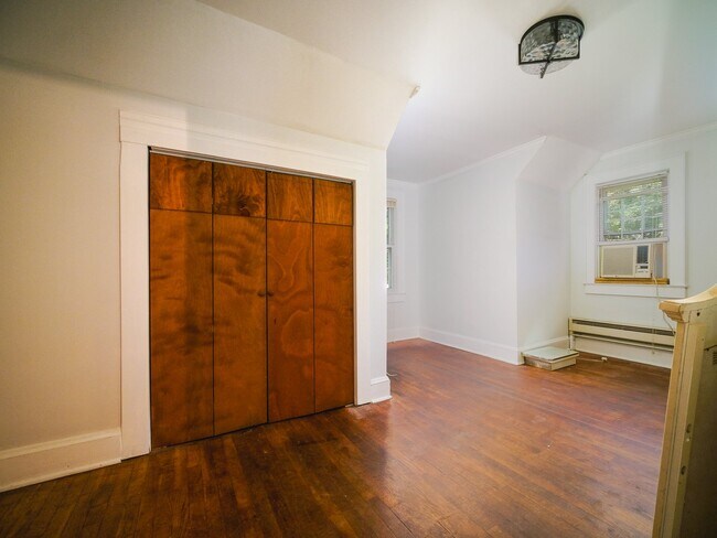 Building Photo - "Charming 3-Bedroom Home with Hardwood Floors & 2 Full Baths in Bessemer City – 1758 Sq Ft of Com...