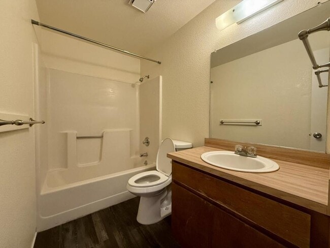 Building Photo - 429 NE Silverwood Pl