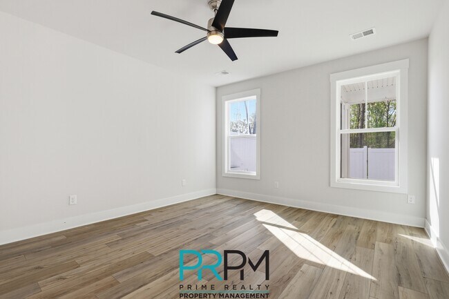 Building Photo - 6 Thornfield Dr