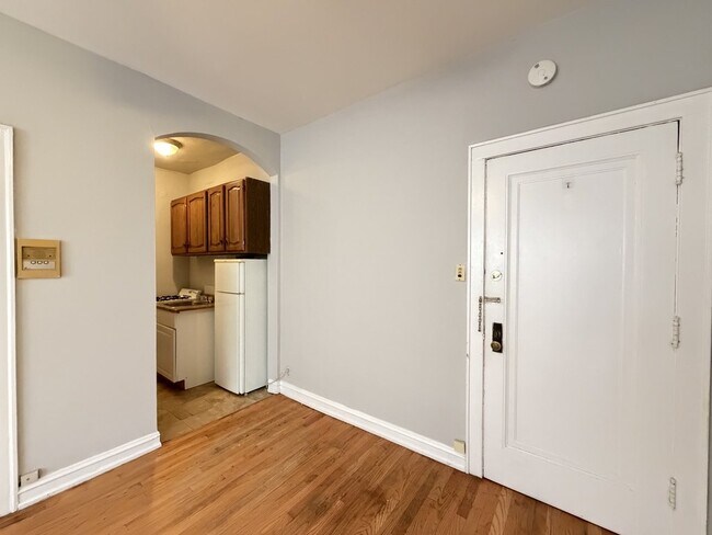 Building Photo - 2827 N Burling St