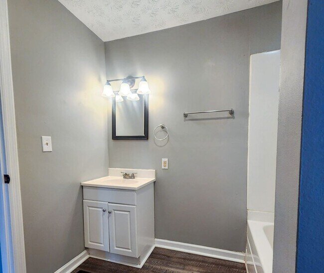 Building Photo - Beautiful Newly Remodeled 2 Bedroom Home - Ideal for Section 8 Voucher Holders!