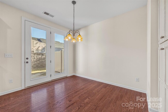 Building Photo - 1112 Roderick Dr