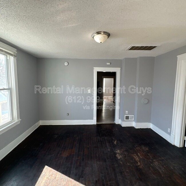 Building Photo - 2931 N Bryant Ave