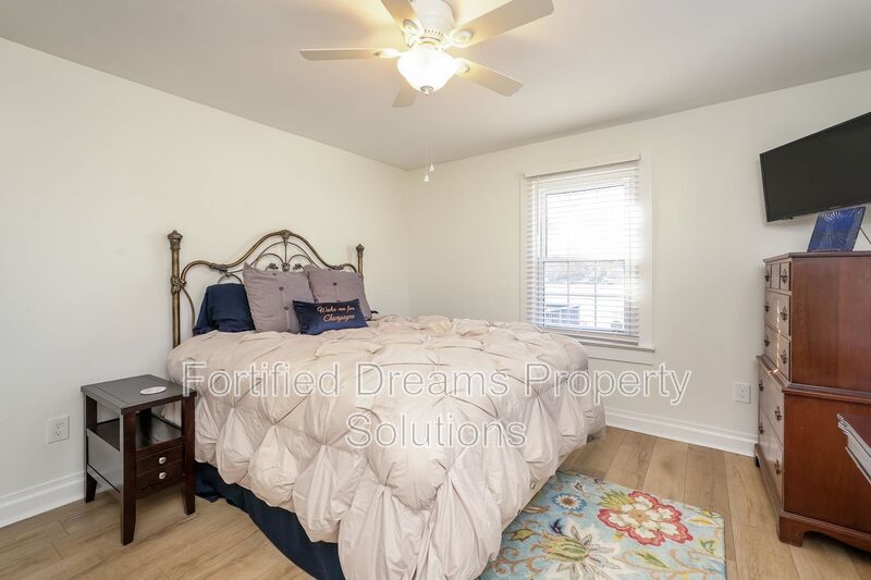 Building Photo - 395 Lake Dr