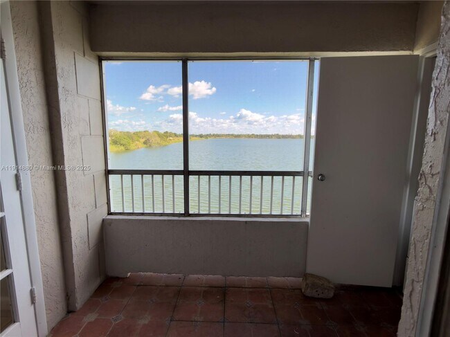 Building Photo - 2831 N Oakland Forest Dr