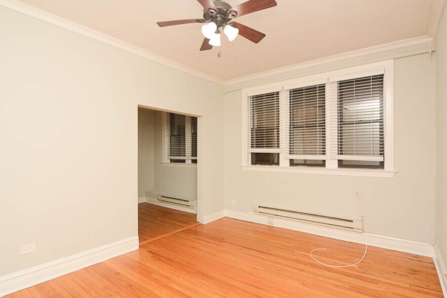 Building Photo - 4742 N Hermitage Ave