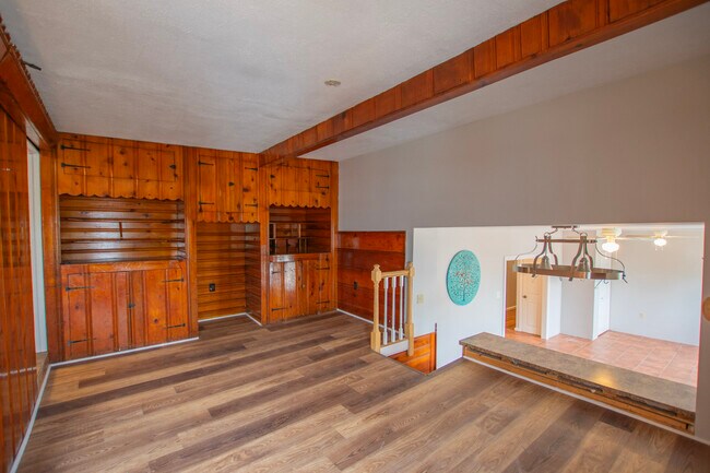 Building Photo - 2553 E Somerset St