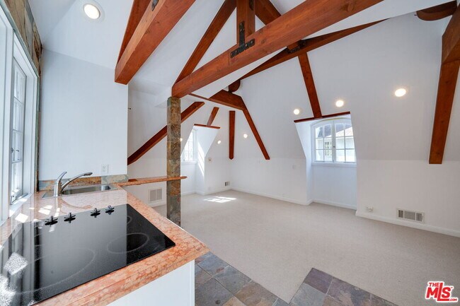 Building Photo - 2628 Mandeville Canyon Rd