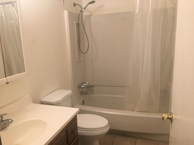 Building Photo - 205 Meadowbrook Ct