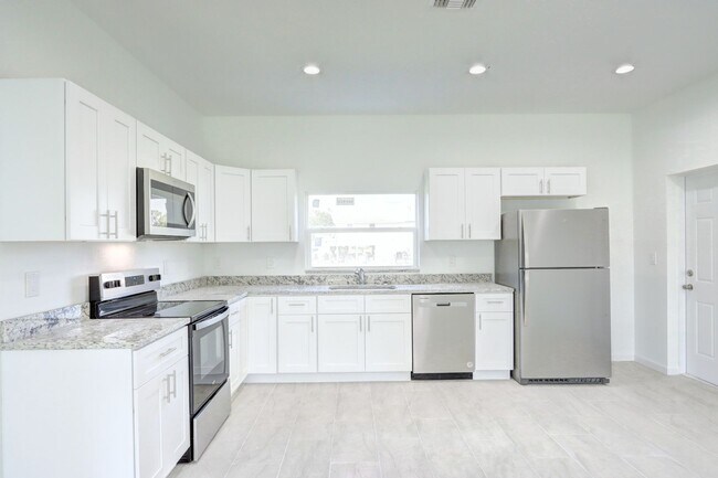 Building Photo - BRAND NEW 3/2/1-SAVANNAH MODEL-GREAT SW LEHIGH LOCATION