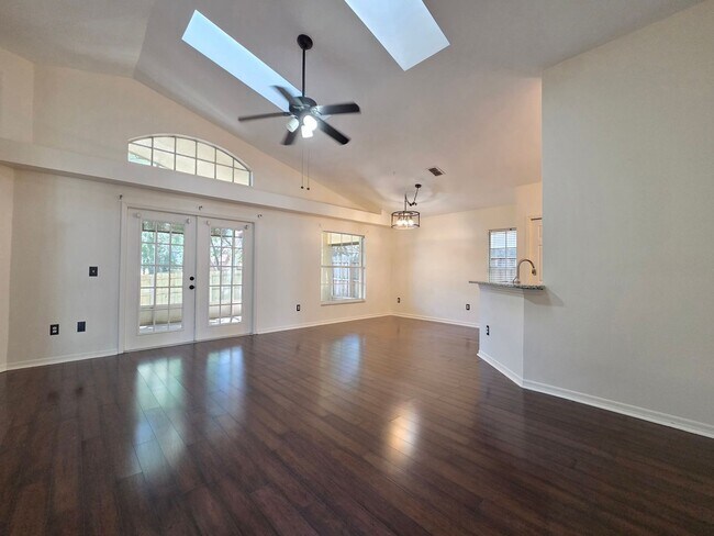 Building Photo - 1008 Royal Oaks Dr