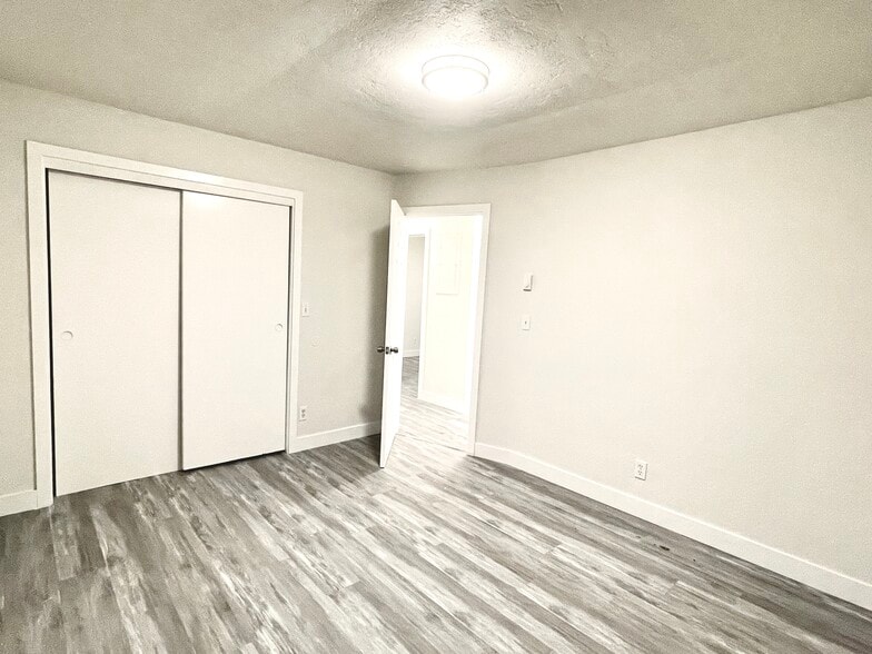 Building Photo - 721 NE 20th Pl
