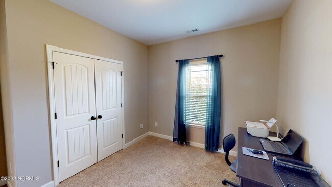 Building Photo - CHARMING ROSEWOOD HOME! 3 BR 2 BA w/ FENCED-IN BACKYARD