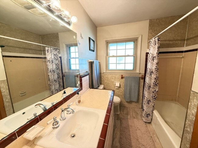 Building Photo - Stunning 3 bedroom, 1.5 Bath in Tulsa