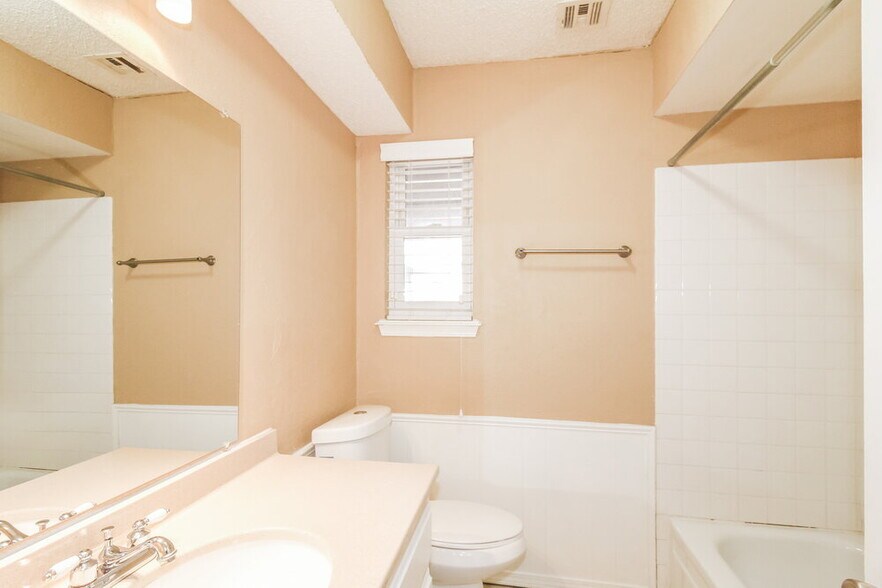 Building Photo - 501 S Bouziden Dr