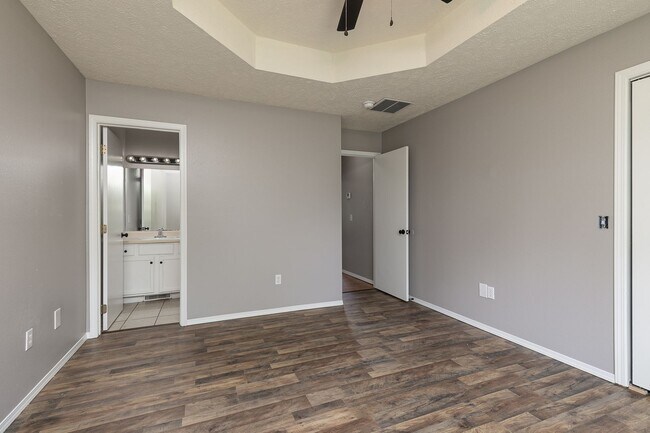 Building Photo - REMODELED 3 Bedroom | 2 Bathroom | 2 Car G...